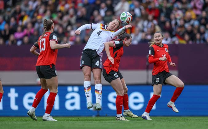 GER, Nürnberg, Deutschland vs Österreich, Länderspiel, Fussball, FIFA, Spielzeit 2026 2027, WM-Qualifikation, Max-Morlock-Stadion, 3. Spieltag im Bild v.l.: Rebecca Knaak (Deutschland Frauen 4), Claudia Wenger (Österreich 5) DFB DFL REGULATIONS PROHIBIT ANY USE OF PHOTOGRAPHS AS IMAGE SEQUENCES AND OR QUASI-VIDEO, 14.04.2026 Copyright: HMBxMedia HendrikxHamelau