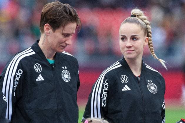Ann-Katrin Berger 1 (Deutschland), links, und Giulia Gwinn 7 (Deutschland), Deutschland vs. Oesterreich, DFB, Fussball, Frauen, Qualifikation zur Frauen-WM, Gruppenphase, Gruppe D, Spieltag 3 von 6, Saison 2025 26, 14.04.2026 Nuernberg Bayern Deutschland