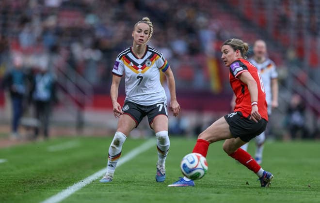 GER, Nürnberg, Deutschland vs Österreich, Länderspiel, Fussball, FIFA, Spielzeit 2026 2027, WM-Qualifikation, Max-Morlock-Stadion, 3. Spieltag im Bild v.l.: Giulia Gwinn (Deutschland Frauen 7), Barbara Dunst (Österreich 8) DFB DFL REGULATIONS PROHIBIT ANY USE OF PHOTOGRAPHS AS IMAGE SEQUENCES AND OR QUASI-VIDEO, 14.04.2026 Copyright: HMBxMedia HendrikxHamelau