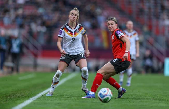 GER, Nürnberg, Deutschland vs Österreich, Länderspiel, Fussball, FIFA, Spielzeit 2026 2027, WM-Qualifikation, Max-Morlock-Stadion, 3. Spieltag im Bild v.l.: Giulia Gwinn (Deutschland Frauen 7), Barbara Dunst (Österreich 8) DFB DFL REGULATIONS PROHIBIT ANY USE OF PHOTOGRAPHS AS IMAGE SEQUENCES AND OR QUASI-VIDEO, 14.04.2026 Copyright: HMBxMedia HendrikxHamelau