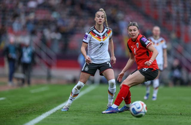 GER, Nürnberg, Deutschland vs Österreich, Länderspiel, Fussball, FIFA, Spielzeit 2026 2027, WM-Qualifikation, Max-Morlock-Stadion, 3. Spieltag im Bild v.l.: Giulia Gwinn (Deutschland Frauen 7), Barbara Dunst (Österreich 8) DFB DFL REGULATIONS PROHIBIT ANY USE OF PHOTOGRAPHS AS IMAGE SEQUENCES AND OR QUASI-VIDEO, 14.04.2026 Copyright: HMBxMedia HendrikxHamelau