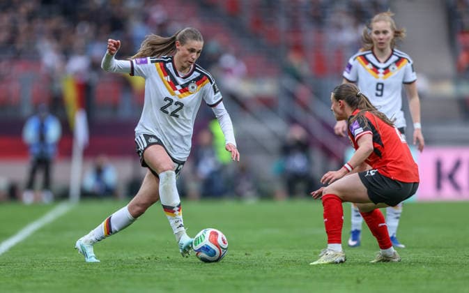 GER, Nürnberg, Deutschland vs Österreich, Länderspiel, Fussball, FIFA, Spielzeit 2026 2027, WM-Qualifikation, Max-Morlock-Stadion, 3. Spieltag im Bild v.l.: Jule Brand (Deutschland Frauen 22), Chiara D™Angelo (Österreich 2) DFB DFL REGULATIONS PROHIBIT ANY USE OF PHOTOGRAPHS AS IMAGE SEQUENCES AND OR QUASI-VIDEO, 14.04.2026 Copyright: HMBxMedia HendrikxHamelau