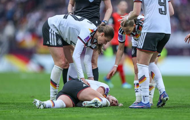 GER, Nürnberg, Deutschland vs Österreich, Länderspiel, Fussball, FIFA, Spielzeit 2026 2027, WM-Qualifikation, Max-Morlock-Stadion, 3. Spieltag im Bild: Verletzung bei Giulia Gwinn (Deutschland Frauen 7), Schmerzen DFB DFL REGULATIONS PROHIBIT ANY USE OF PHOTOGRAPHS AS IMAGE SEQUENCES AND OR QUASI-VIDEO, 14.04.2026 Copyright: HMBxMedia HendrikxHamelau