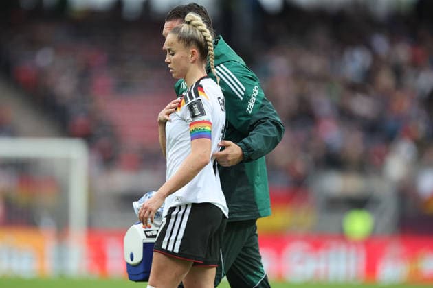 Giulia Gwinn Verletzung , , WM Frauen Qualifikation , Deutschland-Österreich , Fußball , Frauen , in den Max Morlock Stadion, in Nürnberg , Bayern , Deutschland. April 14 , 2026 . Photo by: Davide Elias IPA Photo Pressefoto DENL Copyright: xDavidexEliasx