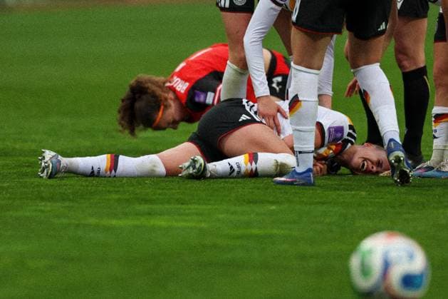 Giulia Gwinn 7 (Deutschland) schreit vor Schmerzen nach einem Foul von Melanie Brunnthaler 7 (Oesterreich), sie muss kurz danach, an der Schulter verletzt, ausgewechselt werden, Deutschland vs. Oesterreich, DFB, Fussball, Frauen, Qualifikation zur Frauen-WM, Gruppenphase, Gruppe D, Spieltag 3 von 6, Saison 2025 26, 14.04.2026 Nuernberg Bayern Deutschland