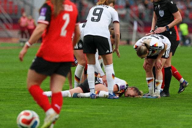 Giulia Gwinn 7 (Deutschland) schreit vor Schmerzen nach einem Foul von Melanie Brunnthaler 7 (Oesterreich), sie muss kurz danach, an der Schulter verletzt, ausgewechselt werden, Deutschland vs. Oesterreich, DFB, Fussball, Frauen, Qualifikation zur Frauen-WM, Gruppenphase, Gruppe D, Spieltag 3 von 6, Saison 2025 26, 14.04.2026 Nuernberg Bayern Deutschland