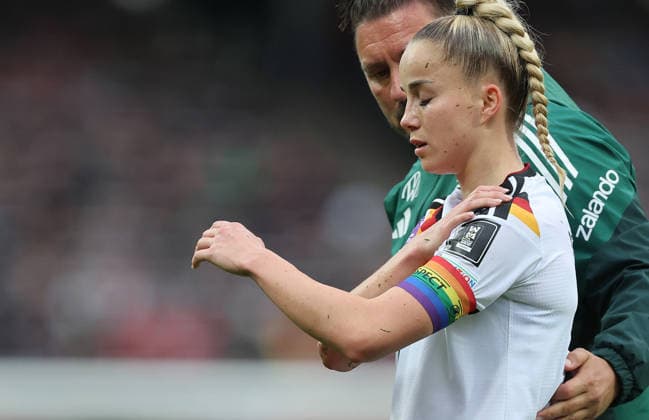 Giulia Gwinn Verletzung , , WM Frauen Qualifikation , Deutschland-Österreich , Fußball , Frauen , in den Max Morlock Stadion, in Nürnberg , Bayern , Deutschland. April 14 , 2026 . Photo by: Davide Elias IPA Photo Pressefoto DENL Copyright: xDavidexEliasx