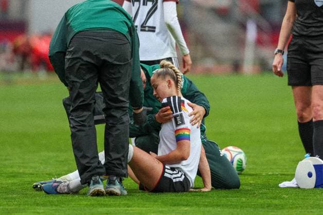 Giulia Gwinn 7 (Deutschland) wird nach einem Foul an der Schulter behandelt, muss kurz danach verletzt ausgewechselt werden, Deutschland vs. Oesterreich, DFB, Fussball, Frauen, Qualifikation zur Frauen-WM, Gruppenphase, Gruppe D, Spieltag 3 von 6, Saison 2025 26, 14.04.2026 Nuernberg Bayern Deutschland