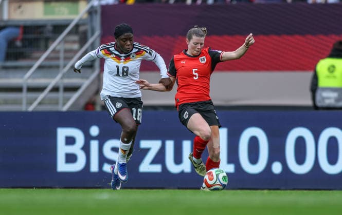 GER, Nürnberg, Deutschland vs Österreich, Länderspiel, Fussball, FIFA, Spielzeit 2026 2027, WM-Qualifikation, Max-Morlock-Stadion, 3. Spieltag im Bild v.l.: Nicole Anyomi (Deutschland Frauen 18), Claudia Wenger (Österreich 5) DFB DFL REGULATIONS PROHIBIT ANY USE OF PHOTOGRAPHS AS IMAGE SEQUENCES AND OR QUASI-VIDEO, 14.04.2026 Copyright: HMBxMedia HendrikxHamelau