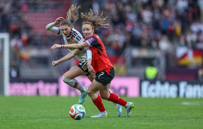 GER, Nürnberg, Deutschland vs Österreich, Länderspiel, Fussball, FIFA, Spielzeit 2026 2027, WM-Qualifikation, Max-Morlock-Stadion, 3. Spieltag im Bild v.l.: Jule Brand (Deutschland Frauen 22), Melanie Brunnthaler (Österreich 7) DFB DFL REGULATIONS PROHIBIT ANY USE OF PHOTOGRAPHS AS IMAGE SEQUENCES AND OR QUASI-VIDEO, 14.04.2026 Copyright: HMBxMedia HendrikxHamelau