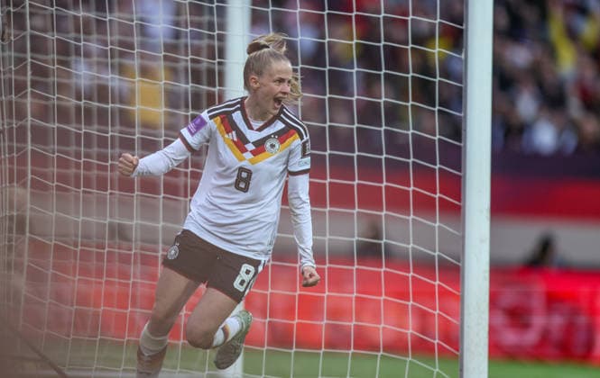 GER, Nürnberg, Deutschland vs Österreich, Länderspiel, Fussball, FIFA, Spielzeit 2026 2027, WM-Qualifikation, Max-Morlock-Stadion, 3. Spieltag im Bild: Vivien Endemann (Deutschland Frauen 8), Tor, Jubel und Freude, Emotionen, 2:0 DFB DFL REGULATIONS PROHIBIT ANY USE OF PHOTOGRAPHS AS IMAGE SEQUENCES AND OR QUASI-VIDEO, 14.04.2026 Copyright: HMBxMedia HendrikxHamelau