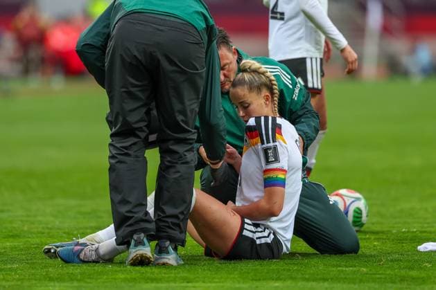 Giulia Gwinn 7 (Deutschland) wird an ihrer Schulter nach Foul behandelt, muss ausgewechselt werden in der Folge, Deutschland vs. Oesterreich, DFB, Fussball, Frauen, Qualifikation zur Frauen-WM, Gruppenphase, Gruppe D, Spieltag 3 von 6, Saison 2025 26, 14.04.2026 Nuernberg Bayern Deutschland
