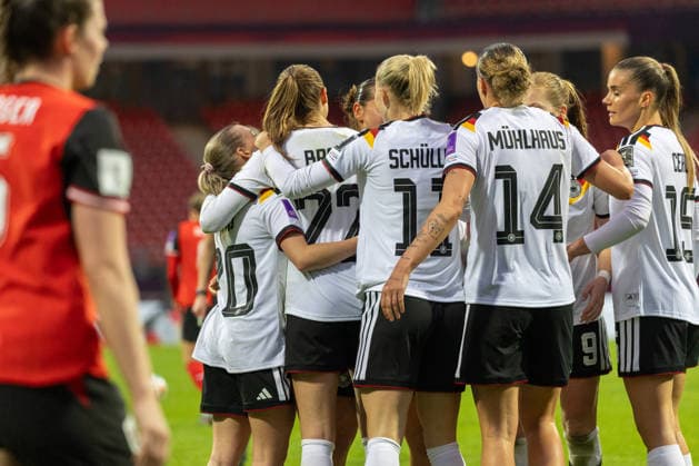 Deutschland: Fußball WM-Qualifikation Europa Frauen 2026, 3. Spieltag - Deutschland vs Österreich - Max-Morlock-Stadion (Nürnberg) : Torjubel nach dem Tor zum 4:0 für Deutschland durch Torschützin Brand Jule (Deutsche Frauen Nationalmannschaft, 22), Senß Elisa (Deutsche Frauen Nationalmannschaft, 20), Schüller Lea (Deutsche Frauen Nationalmannschaft, 11),Cerci Selina (Deutsche Frauen Nationalmannschaft, 15), Wamser Carlotta (Deutsche Frauen Nationalmannschaft, 13) Copyright: xMichellexLukax