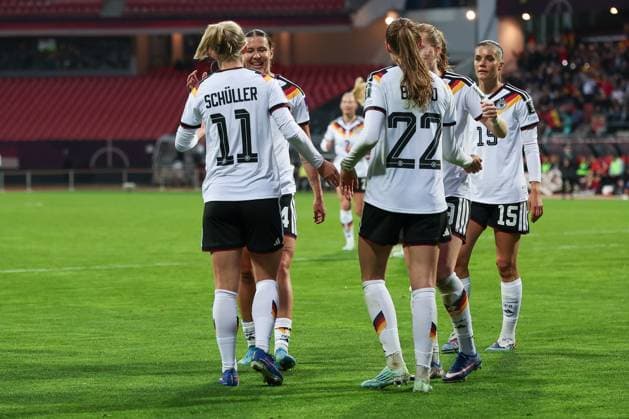 Torjubel der deutschen Frauen-Nationalmanschaft nach dem 5:1 durch Lea Schueller 11 (Deutschland), Deutschland vs. Oesterreich, DFB, Fussball, Frauen, Qualifikation zur Frauen-WM, Gruppenphase, Gruppe D, Spieltag 3 von 6, Saison 2025 26, 14.04.2026 Nuernberg Bayern Deutschland