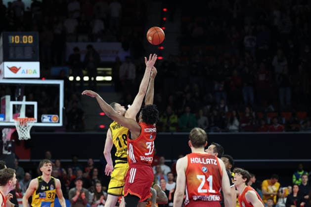 Tip-Off, Jonas Wohlfarth-Bottermann (MHP Riesen Ludwigsburg, 18) mit David McCormack (FC Bayern Basketball, 33), GER, FC Bayern Basketball vs. MHP Riesen Ludwigsburg, Basketball, easycredit Basketball Bundesliga, 13. Spieltag, Saison 2025 2026, 14.04.2026, GER, FC Bayern Basketball vs. MHP Riesen Ludwigsburg, Basketball, easycredit Basketball Bundesliga, 13. Spieltag, Saison 2025 2026, 14.04.2026 Muenchen Copyright: xEibner-Pressefoto JennixMaulx EP_JML
