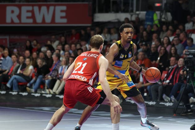 Elijah Hughes (MHP Riesen Ludwigsburg, 07) mit Justuz Hollatz (FC Bayern Basketball, 21), GER, FC Bayern Basketball vs. MHP Riesen Ludwigsburg, Basketball, easycredit Basketball Bundesliga, 13. Spieltag, Saison 2025 2026, 14.04.2026, GER, FC Bayern Basketball vs. MHP Riesen Ludwigsburg, Basketball, easycredit Basketball Bundesliga, 13. Spieltag, Saison 2025 2026, 14.04.2026 Muenchen Copyright: xEibner-Pressefoto JennixMaulx EP_JML