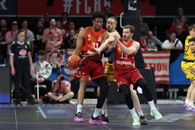 David McCormack (FC Bayern Basketball, 33) mit Andreas Obst (FC Bayern Basketball, 13) und Jonas Wohlfarth-Bottermann (MHP Riesen Ludwigsburg, 18), GER, FC Bayern Basketball vs. MHP Riesen Ludwigsburg, Basketball, easycredit Basketball Bundesliga, 13. Spieltag, Saison 2025 2026, 14.04.2026, GER, FC Bayern Basketball vs. MHP Riesen Ludwigsburg, Basketball, easycredit Basketball Bundesliga, 13. Spieltag, Saison 2025 2026, 14.04.2026 Muenchen Copyright: xEibner-Pressefoto JennixMaulx EP_JML