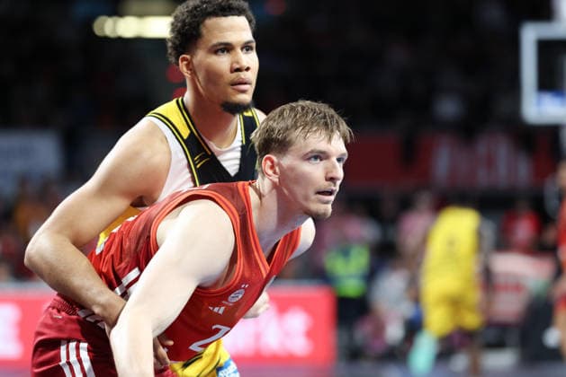Justuz Hollatz (FC Bayern Basketball, 21) mit Brandon Tischler (MHP Riesen Ludwigsburg, 24), GER, FC Bayern Basketball vs. MHP Riesen Ludwigsburg, Basketball, easycredit Basketball Bundesliga, 13. Spieltag, Saison 2025 2026, 14.04.2026, GER, FC Bayern Basketball vs. MHP Riesen Ludwigsburg, Basketball, easycredit Basketball Bundesliga, 13. Spieltag, Saison 2025 2026, 14.04.2026 Muenchen Copyright: xEibner-Pressefoto JennixMaulx EP_JML