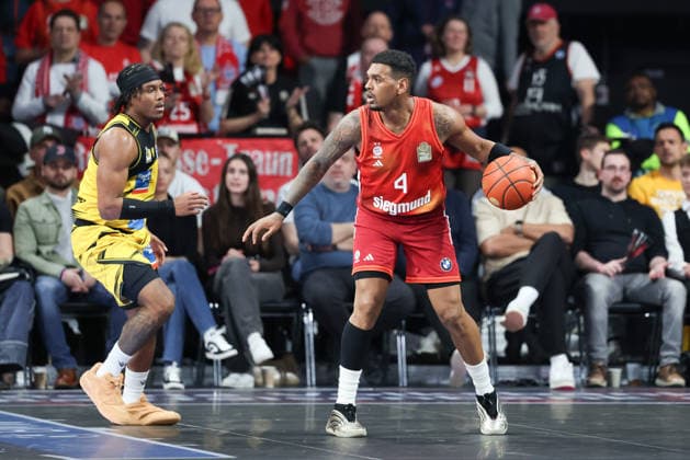 Xavier Rathan-Mayes (FC Bayern Basketball, 04) mit Stefan Smith (MHP Riesen Ludwigsburg, 03), GER, FC Bayern Basketball vs. MHP Riesen Ludwigsburg, Basketball, easycredit Basketball Bundesliga, 13. Spieltag, Saison 2025 2026, 14.04.2026, GER, FC Bayern Basketball vs. MHP Riesen Ludwigsburg, Basketball, easycredit Basketball Bundesliga, 13. Spieltag, Saison 2025 2026, 14.04.2026 Muenchen Copyright: xEibner-Pressefoto JennixMaulx EP_JML