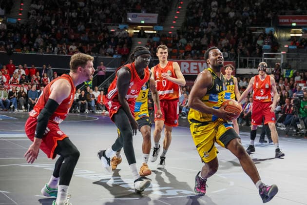 Maxwell Dongmo Temoka (MHP Riesen Ludwigsburg, 39) mit Ball mit David McCormack (FC Bayern Basketball, 33) und Andreas Obst (FC Bayern Basketball, 13), GER, FC Bayern Basketball vs. MHP Riesen Ludwigsburg, Basketball, easycredit Basketball Bundesliga, 13. Spieltag, Saison 2025 2026, 14.04.2026, GER, FC Bayern Basketball vs. MHP Riesen Ludwigsburg, Basketball, easycredit Basketball Bundesliga, 13. Spieltag, Saison 2025 2026, 14.04.2026 Muenchen Copyright: xEibner-Pressefoto JennixMaulx EP_JML