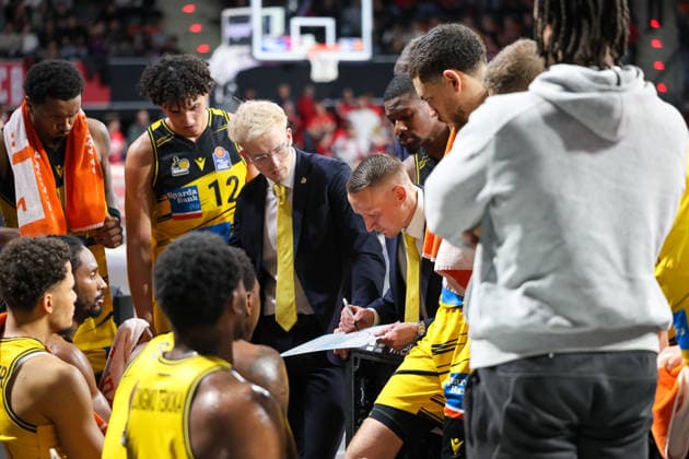 Besprechung der MHP Riesen Ludwigsburg mit Mikko Riipinen (MHP Riesen Ludwigsburg, Chef-Trainer) in der Pause, GER, FC Bayern Basketball vs. MHP Riesen Ludwigsburg, Basketball, easycredit Basketball Bundesliga, 13. Spieltag, Saison 2025 2026, 14.04.2026, GER, FC Bayern Basketball vs. MHP Riesen Ludwigsburg, Basketball, easycredit Basketball Bundesliga, 13. Spieltag, Saison 2025 2026, 14.04.2026 Muenchen Copyright: xEibner-Pressefoto JennixMaulx EP_JML