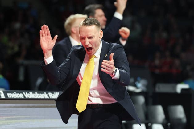 Mikko Riipinen (MHP Riesen Ludwigsburg, Chef-Trainer) applaudiert, jubelt, Emotionen, GER, FC Bayern Basketball vs. MHP Riesen Ludwigsburg, Basketball, easycredit Basketball Bundesliga, 13. Spieltag, Saison 2025 2026, 14.04.2026, GER, FC Bayern Basketball vs. MHP Riesen Ludwigsburg, Basketball, easycredit Basketball Bundesliga, 13. Spieltag, Saison 2025 2026, 14.04.2026 Muenchen Copyright: xEibner-Pressefoto JennixMaulx EP_JML