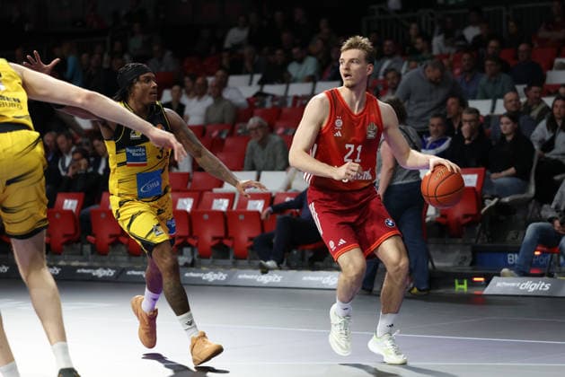 Justuz Hollatz (FC Bayern Basketball, 21) mit Stefan Smith (MHP Riesen Ludwigsburg, 03), GER, FC Bayern Basketball vs. MHP Riesen Ludwigsburg, Basketball, easycredit Basketball Bundesliga, 13. Spieltag, Saison 2025 2026, 14.04.2026, GER, FC Bayern Basketball vs. MHP Riesen Ludwigsburg, Basketball, easycredit Basketball Bundesliga, 13. Spieltag, Saison 2025 2026, 14.04.2026 Muenchen Copyright: xEibner-Pressefoto JennixMaulx EP_JML