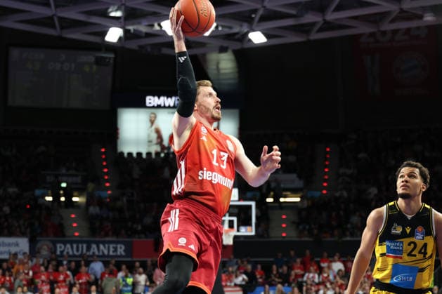 Andreas Obst (FC Bayern Basketball, 13) mit Brandon Tischler (MHP Riesen Ludwigsburg, 24), GER, FC Bayern Basketball vs. MHP Riesen Ludwigsburg, Basketball, easycredit Basketball Bundesliga, 13. Spieltag, Saison 2025 2026, 14.04.2026, GER, FC Bayern Basketball vs. MHP Riesen Ludwigsburg, Basketball, easycredit Basketball Bundesliga, 13. Spieltag, Saison 2025 2026, 14.04.2026 Muenchen Copyright: xEibner-Pressefoto JennixMaulx EP_JML