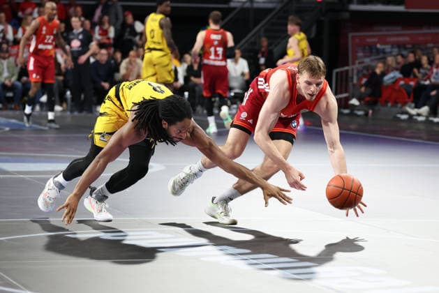 Justuz Hollatz (FC Bayern Basketball, 21) mit Terrell Harris (MHP Riesen Ludwigsburg, 08), GER, FC Bayern Basketball vs. MHP Riesen Ludwigsburg, Basketball, easycredit Basketball Bundesliga, 13. Spieltag, Saison 2025 2026, 14.04.2026, GER, FC Bayern Basketball vs. MHP Riesen Ludwigsburg, Basketball, easycredit Basketball Bundesliga, 13. Spieltag, Saison 2025 2026, 14.04.2026 Muenchen Copyright: xEibner-Pressefoto JennixMaulx EP_JML