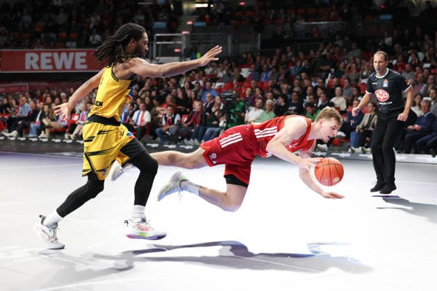 Justuz Hollatz (FC Bayern Basketball, 21) im Fall mit Terrell Harris (MHP Riesen Ludwigsburg, 08), GER, FC Bayern Basketball vs. MHP Riesen Ludwigsburg, Basketball, easycredit Basketball Bundesliga, 13. Spieltag, Saison 2025 2026, 14.04.2026, GER, FC Bayern Basketball vs. MHP Riesen Ludwigsburg, Basketball, easycredit Basketball Bundesliga, 13. Spieltag, Saison 2025 2026, 14.04.2026 Muenchen Copyright: xEibner-Pressefoto JennixMaulx EP_JML