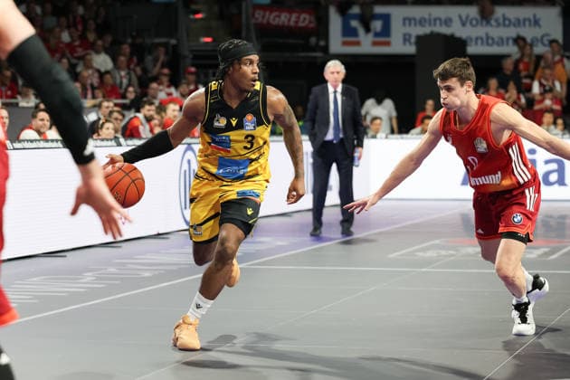 Stefan Smith (MHP Riesen Ludwigsburg, 03) mit Nenad Dimitrijevic (FC Bayern Basketball, 00), GER, FC Bayern Basketball vs. MHP Riesen Ludwigsburg, Basketball, easycredit Basketball Bundesliga, 13. Spieltag, Saison 2025 2026, 14.04.2026, GER, FC Bayern Basketball vs. MHP Riesen Ludwigsburg, Basketball, easycredit Basketball Bundesliga, 13. Spieltag, Saison 2025 2026, 14.04.2026 Muenchen Copyright: xEibner-Pressefoto JennixMaulx EP_JML