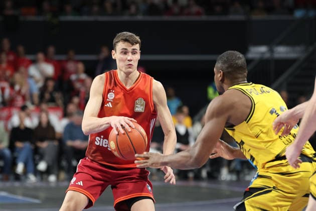 Nenad Dimitrijevic (FC Bayern Basketball, 00) mit Yorman Polas Bartolo (MHP Riesen Ludwigsburg, 13), GER, FC Bayern Basketball vs. MHP Riesen Ludwigsburg, Basketball, easycredit Basketball Bundesliga, 13. Spieltag, Saison 2025 2026, 14.04.2026, GER, FC Bayern Basketball vs. MHP Riesen Ludwigsburg, Basketball, easycredit Basketball Bundesliga, 13. Spieltag, Saison 2025 2026, 14.04.2026 Muenchen Copyright: xEibner-Pressefoto JennixMaulx EP_JML