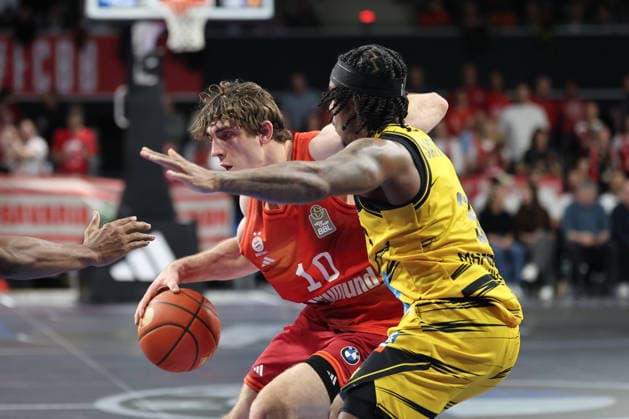 Justinian Jessup (FC Bayern Basketball, 10) mit Stefan Smith (MHP Riesen Ludwigsburg, 03), GER, FC Bayern Basketball vs. MHP Riesen Ludwigsburg, Basketball, easycredit Basketball Bundesliga, 13. Spieltag, Saison 2025 2026, 14.04.2026, GER, FC Bayern Basketball vs. MHP Riesen Ludwigsburg, Basketball, easycredit Basketball Bundesliga, 13. Spieltag, Saison 2025 2026, 14.04.2026 Muenchen Copyright: xEibner-Pressefoto JennixMaulx EP_JML