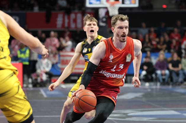 Andreas Obst (FC Bayern Basketball, 13) mit Julis Baumer (MHP Riesen Ludwigsburg, 37), GER, FC Bayern Basketball vs. MHP Riesen Ludwigsburg, Basketball, easycredit Basketball Bundesliga, 13. Spieltag, Saison 2025 2026, 14.04.2026, GER, FC Bayern Basketball vs. MHP Riesen Ludwigsburg, Basketball, easycredit Basketball Bundesliga, 13. Spieltag, Saison 2025 2026, 14.04.2026 Muenchen Copyright: xEibner-Pressefoto JennixMaulx EP_JML