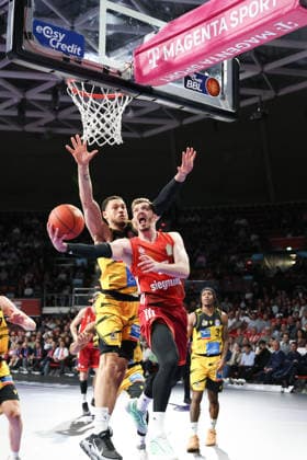 Andreas Obst (FC Bayern Basketball, 13) mit Gavin Schilling (MHP Riesen Ludwigsburg, 34), GER, FC Bayern Basketball vs. MHP Riesen Ludwigsburg, Basketball, easycredit Basketball Bundesliga, 13. Spieltag, Saison 2025 2026, 14.04.2026, GER, FC Bayern Basketball vs. MHP Riesen Ludwigsburg, Basketball, easycredit Basketball Bundesliga, 13. Spieltag, Saison 2025 2026, 14.04.2026 Muenchen Copyright: xEibner-Pressefoto JennixMaulx EP_JML