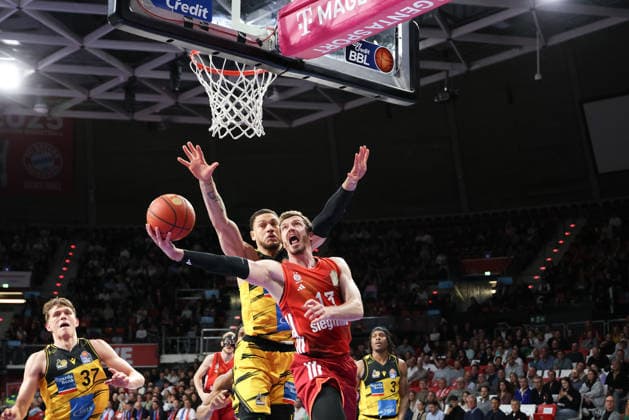 Andreas Obst (FC Bayern Basketball, 13) mit Gavin Schilling (MHP Riesen Ludwigsburg, 34), GER, FC Bayern Basketball vs. MHP Riesen Ludwigsburg, Basketball, easycredit Basketball Bundesliga, 13. Spieltag, Saison 2025 2026, 14.04.2026, GER, FC Bayern Basketball vs. MHP Riesen Ludwigsburg, Basketball, easycredit Basketball Bundesliga, 13. Spieltag, Saison 2025 2026, 14.04.2026 Muenchen Copyright: xEibner-Pressefoto JennixMaulx EP_JML