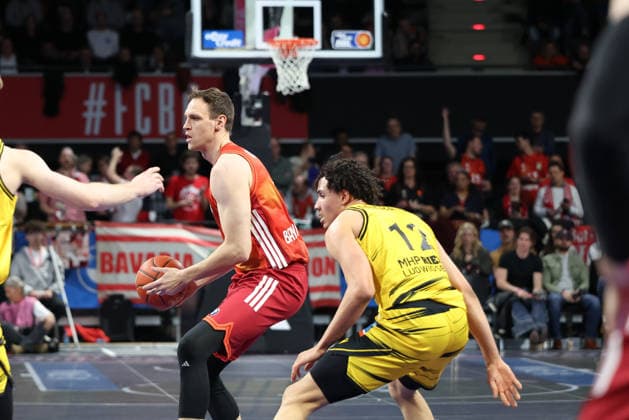 Johannes Voigtmann (FC Bayern Basketball, 07) mit Lenny Anigbata (MHP Riesen Ludwigsburg, 12), GER, FC Bayern Basketball vs. MHP Riesen Ludwigsburg, Basketball, easycredit Basketball Bundesliga, 13. Spieltag, Saison 2025 2026, 14.04.2026, GER, FC Bayern Basketball vs. MHP Riesen Ludwigsburg, Basketball, easycredit Basketball Bundesliga, 13. Spieltag, Saison 2025 2026, 14.04.2026 Muenchen Copyright: xEibner-Pressefoto JennixMaulx EP_JML