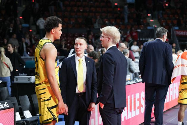 Brandon Tischler (MHP Riesen Ludwigsburg, 24) im Gespraech mit Mikko Riipinen (MHP Riesen Ludwigsburg, Chef-Trainer) und Johs Andersen (MHP Riesen Ludwigsburg, Co-Trainer) nach dem Spiel, GER, FC Bayern Basketball vs. MHP Riesen Ludwigsburg, Basketball, easycredit Basketball Bundesliga, 13. Spieltag, Saison 2025 2026, 14.04.2026, GER, FC Bayern Basketball vs. MHP Riesen Ludwigsburg, Basketball, easycredit Basketball Bundesliga, 13. Spieltag, Saison 2025 2026, 14.04.2026 Muenchen Copyright: xEibner-Pressefoto JennixMaulx EP_JML
