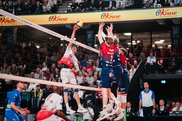 CEV Cup: SVG Lüneburg - Gas Sales Bluenergy Piacenza, 15.04.2026 Alessandro Bovolenta (23, Gas Sales Bluenergy Piacenza) schlägt, im Block Daniel Gruvaeus (SVG Lüneburg, 2), Axel Enlund (SVG Lüneburg, 17), Santeri Välimaa (SVG Lüneburg, 12); CEV Volleyball Cup, Finale, Hinspiel: SVG Lüneburg vs. Gas Sales Bluenergy Piacenza am 15.04.2026 in der LKH-Arena, Lüneburg Copyright: xBEAUTIFULxSPORTS Tonhäuserx
