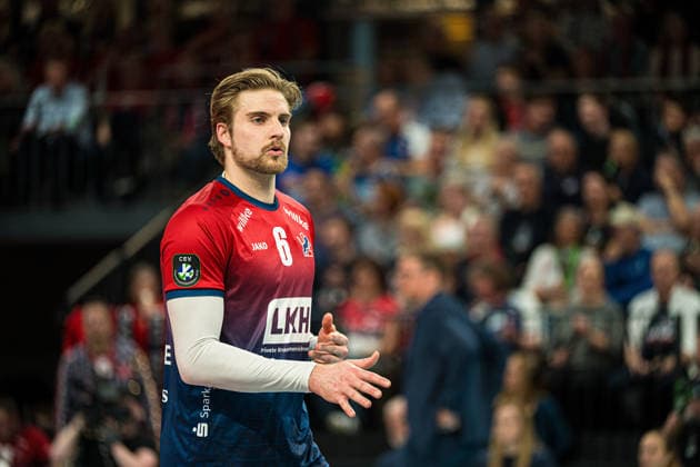 Volleyball I Herren I Saison 2025-2026 I CEV Pokal I SVG Lüneburg - Gas Sales Bluenergy Piacenza I 15.04.2026 Einzelfoto, Freisteller, Einzelbild, Cut-out, isoliertes Motiv, Sportaufnahme, Nahaufnahme, freigestellt, freigestellte Aufnahme, Aufnahme, Einzeln: Jackson Clifford Howe (6, SVG Lüneburg) geht zum Aufschlag Copyright: xLobeca Bjorn-OlexKehmx