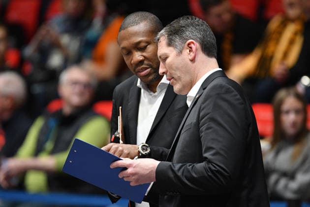 Ty Harrelson (Trainer, Head Coach, ratiopharm ulm) re. und Tyron McCoy (Assistenztrainer, Assistant Coach, ratiopharm ulm) li. GER, NINERS Chemnitz vs. ratiopharm ulm, Basketball, easyCredit BBL, 23. Spieltag, Saison 2025 2026, 15.04.2026 GER, NINERS Chemnitz vs. ratiopharm ulm, Basketball, easyCredit BBL, 23. Spieltag, Saison 2025 2026, 15.04.2026 Chemnitz Copyright: xEibner-Pressefoto BertxHarzerx EP_BHR