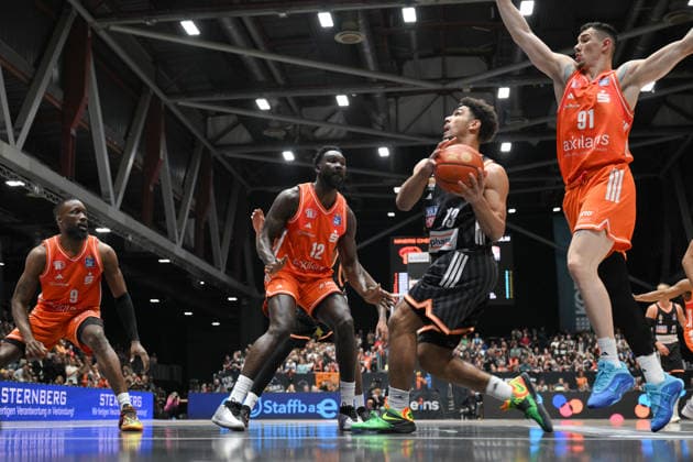 Mark Smith (ratiopharm ulm) am Ball, Yordan Minchev (NINERS Chemnitz) re., John Newman III (NINERS Chemnitz) li. und Amadou Sow (NINERS Chemnitz) Mitte li. GER, NINERS Chemnitz vs. ratiopharm ulm, Basketball, easyCredit BBL, 23. Spieltag, Saison 2025 2026, 15.04.2026 GER, NINERS Chemnitz vs. ratiopharm ulm, Basketball, easyCredit BBL, 23. Spieltag, Saison 2025 2026, 15.04.2026 Chemnitz Copyright: xEibner-Pressefoto BertxHarzerx EP_BHR