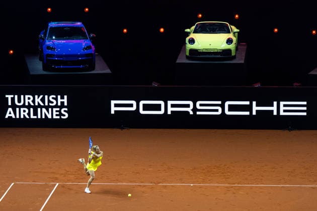 Laura Siegemund (Deutschland) im Bild, dahinter Porsche Branding und Porsche 911, Laura Siegemund (Deutschland) vs Iga Swiatek (Polen), GER, Porsche Tennis Grand Prix Stuttgart, WTA, Tennis Damen 500, 15.04.2026 GER, Porsche Tennis Grand Prix Stuttgart, WTA 500, 15.04.2026 Stuttgart Copyright: xEibner-Pressefoto Memmlerx EP_MMR