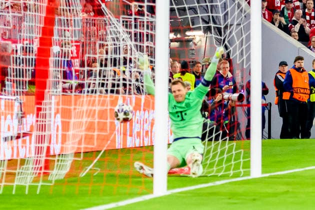 GER, UEFA CL, Viertelfinale Spiel 2, FC Bayern Muenchen (GER) vs Real Madrid (ESP) 15.04.2026, Allianz Arena, Muenchen, GER, UEFA CL, Viertelfinale Spiel 2, FC Bayern Muenchen (GER) vs Real Madrid (ESP) , UEFA regulations prohibit any use of photographs as image sequences and or quasi-video, im Bild Manuel Neuer (FCB 1) nach dem Tor zum 1-2 im Netz