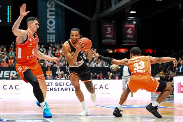 Zweikampf zwischen Nelson Weidemann (ratiopharm ulm) re. und Yordan Minchev (NINERS Chemnitz) li., Eric Washington (NINERS Chemnitz) re. GER, NINERS Chemnitz vs. ratiopharm ulm, Basketball, easyCredit BBL, 23. Spieltag, Saison 2025 2026, 15.04.2026 GER, NINERS Chemnitz vs. ratiopharm ulm, Basketball, easyCredit BBL, 23. Spieltag, Saison 2025 2026, 15.04.2026 Chemnitz Copyright: xEibner-Pressefoto BertxHarzerx EP_BHR