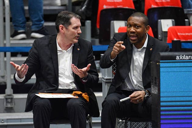 Ty Harrelson (Trainer, Head Coach, ratiopharm ulm) li. und Tyron McCoy (Assistenztrainer, Assistant Coach, ratiopharm ulm) re. GER, NINERS Chemnitz vs. ratiopharm ulm, Basketball, easyCredit BBL, 23. Spieltag, Saison 2025 2026, 15.04.2026 GER, NINERS Chemnitz vs. ratiopharm ulm, Basketball, easyCredit BBL, 23. Spieltag, Saison 2025 2026, 15.04.2026 Chemnitz Copyright: xEibner-Pressefoto BertxHarzerx EP_BHR
