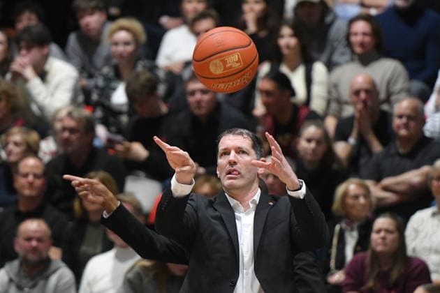 Ty Harrelson (Trainer, Head Coach, ratiopharm ulm) faengt den Ball, Tyron McCoy (Assistenztrainer, Assistant Coach, ratiopharm ulm) hinter ihm. GER, NINERS Chemnitz vs. ratiopharm ulm, Basketball, easyCredit BBL, 23. Spieltag, Saison 2025 2026, 15.04.2026 GER, NINERS Chemnitz vs. ratiopharm ulm, Basketball, easyCredit BBL, 23. Spieltag, Saison 2025 2026, 15.04.2026 Chemnitz Copyright: xEibner-Pressefoto BertxHarzerx EP_BHR
