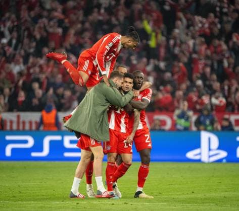 Fußball, Herren, Saison 2025 2026, Champions League (Viertelfinale, Rückspiel), FC Bayern München - Real Madrid, v. l. Michael Olise (Bayern München), Josip Stanisic (Bayern München), Luis Diaz (Bayern München), Dayot Upamecano (Bayern München), Jubel nach Tor zum 3:3, 15.04. 2026, Copyright: xMatthiasxKochx