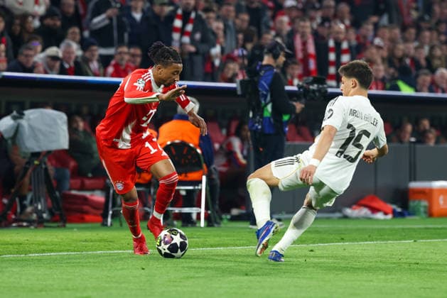 Zweikampf Michael Olise (FC Bayern Muenchen, 17) mit Arda Gueler (Real Madrid CF, 15), GER, FC Bayern Muenchen vs. Real Madrid CF, Fussball, UEFA Champions League, Viertelfinale, Rueckspiel, Saison 2025 2026, 15.04.2026, GER, FC Bayern Muenchen vs. Real Madrid CF, Fussball, UEFA Champions League, Viertelfinale, Rueckspiel, Saison 2025 2026, 15.04.2026 Muenchen Copyright: xEibner-Pressefoto JennixMaulx EP_JML