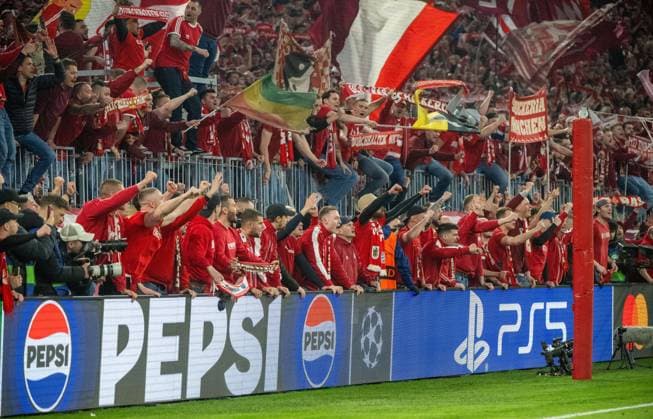 Fußball, Herren, Saison 2025 2026, Champions League (Viertelfinale, Rückspiel), FC Bayern München - Real Madrid, Fans des FC Bayern im Innenraum, Jubel nach Tor zum 4:3, mindestens ein Fotograf wurde verletzt, 15.04. 2026, Copyright: xMatthiasxKochx